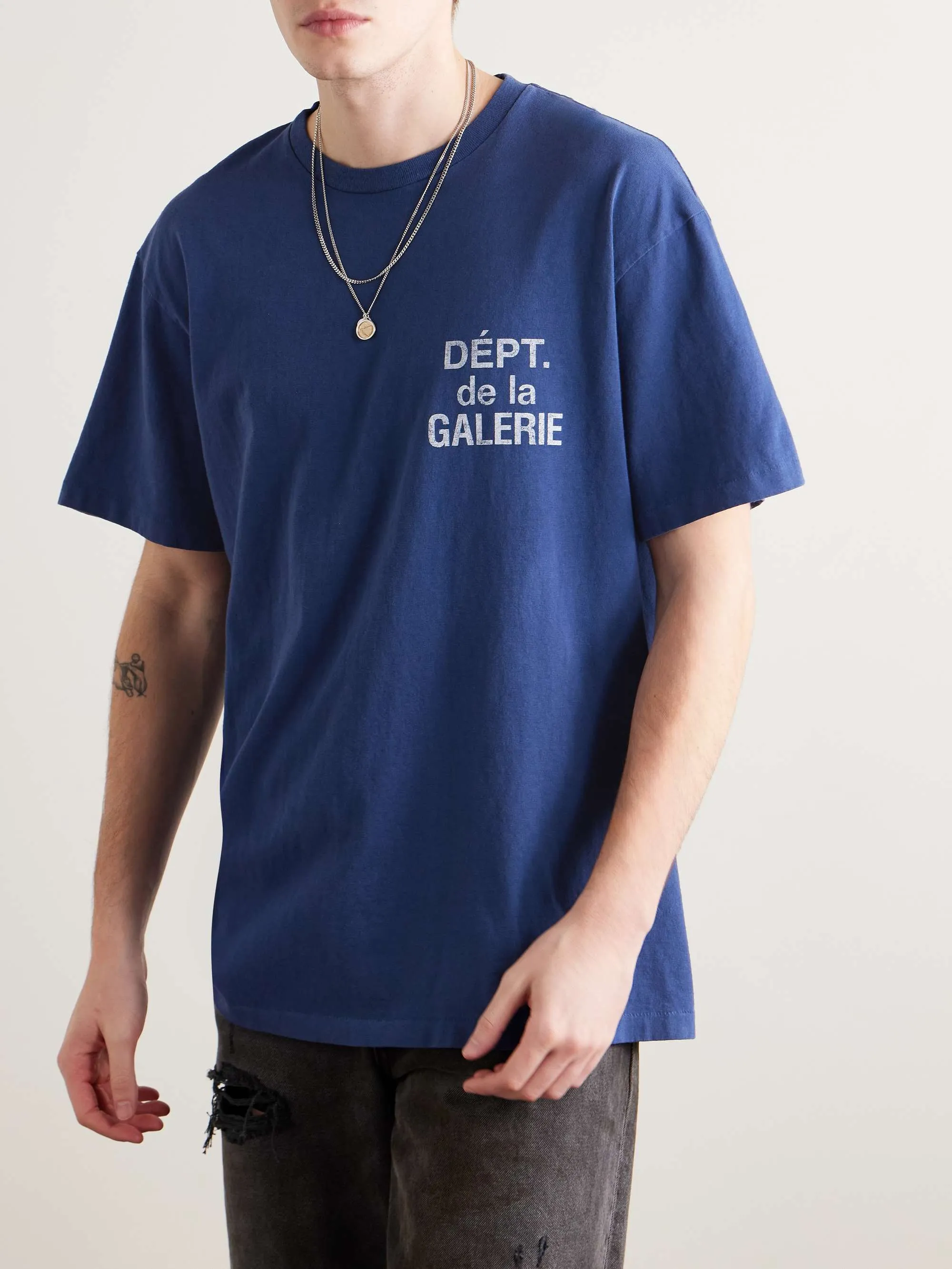 GALLERY DEPT. FRENCH TEE/NAVY New colors in stock Navy blue French LOGO short sleeves Washed blue S-XL Ready-made garments Asso special piece dyeing Rewashed water printing distressed treatment Cylindrical fabric without side seams Non-open version Original development Complete accessories/matching Details in place